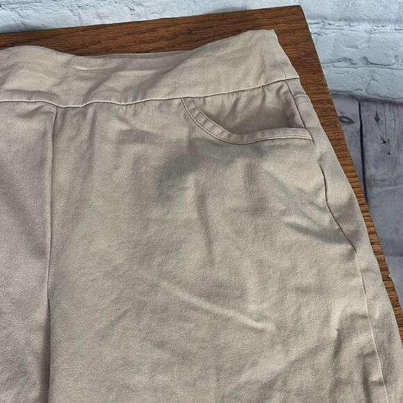 Soft Surroundings Khaki Jegging style pull on Chino Shorts Women's Size Medium - Picture 2 of 5